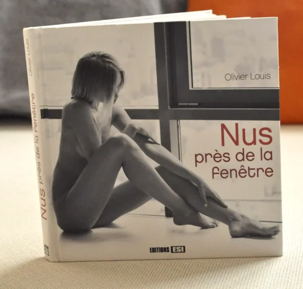 Nus Pres De La Fenetre / Olivier Louis